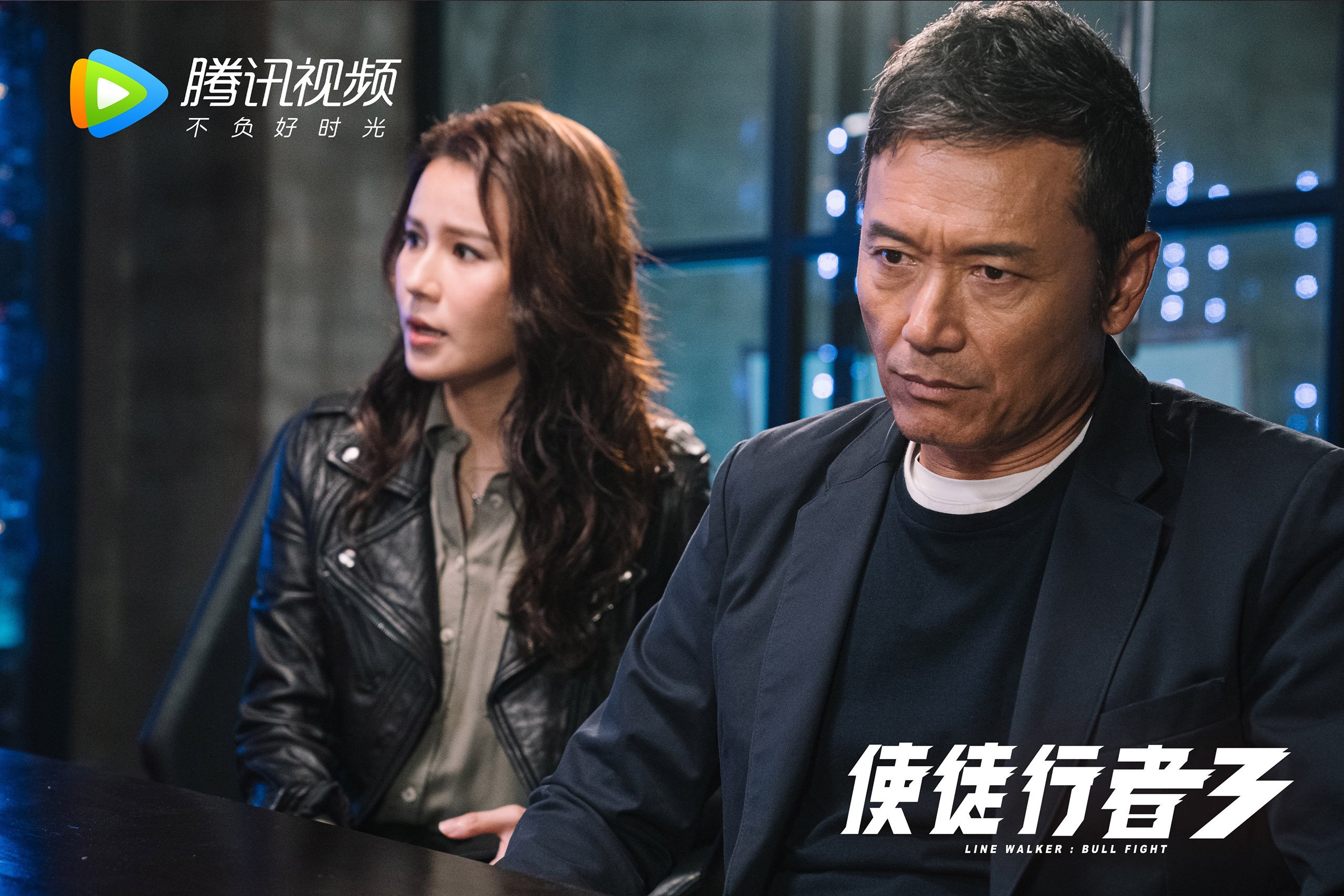 “悬崖飞跃：险境中的极限飞跃”，悬崖飞人视频